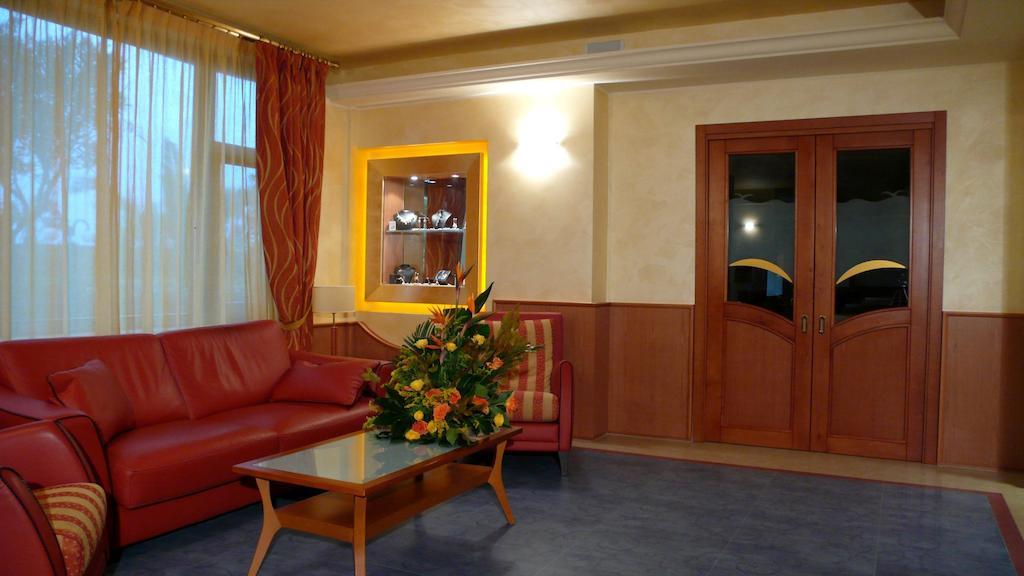 Hotel Residence Il Gabbiano Cirò Marina Esterno foto
