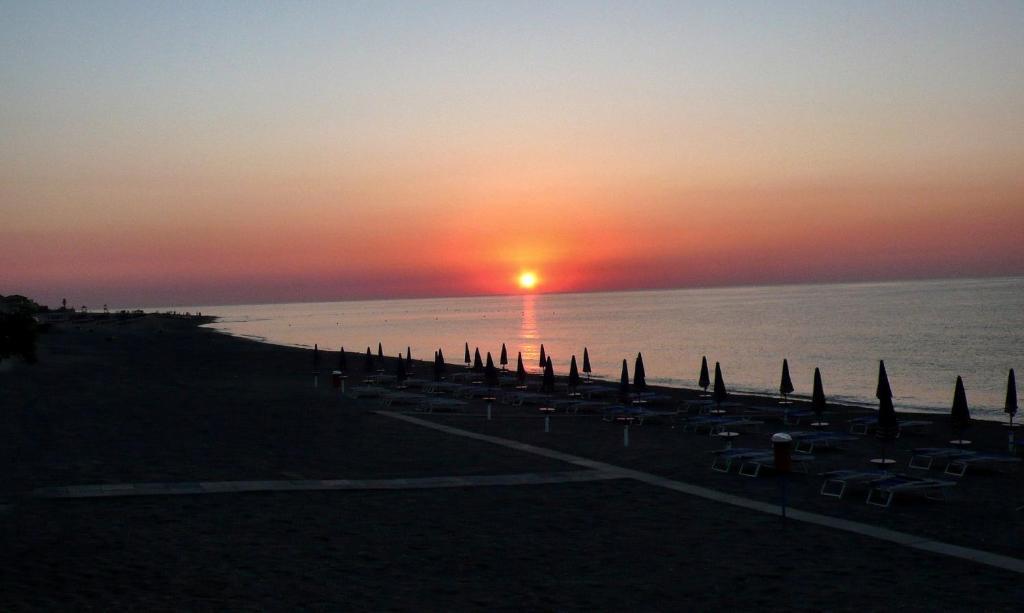 Hotel Residence Il Gabbiano Cirò Marina Esterno foto