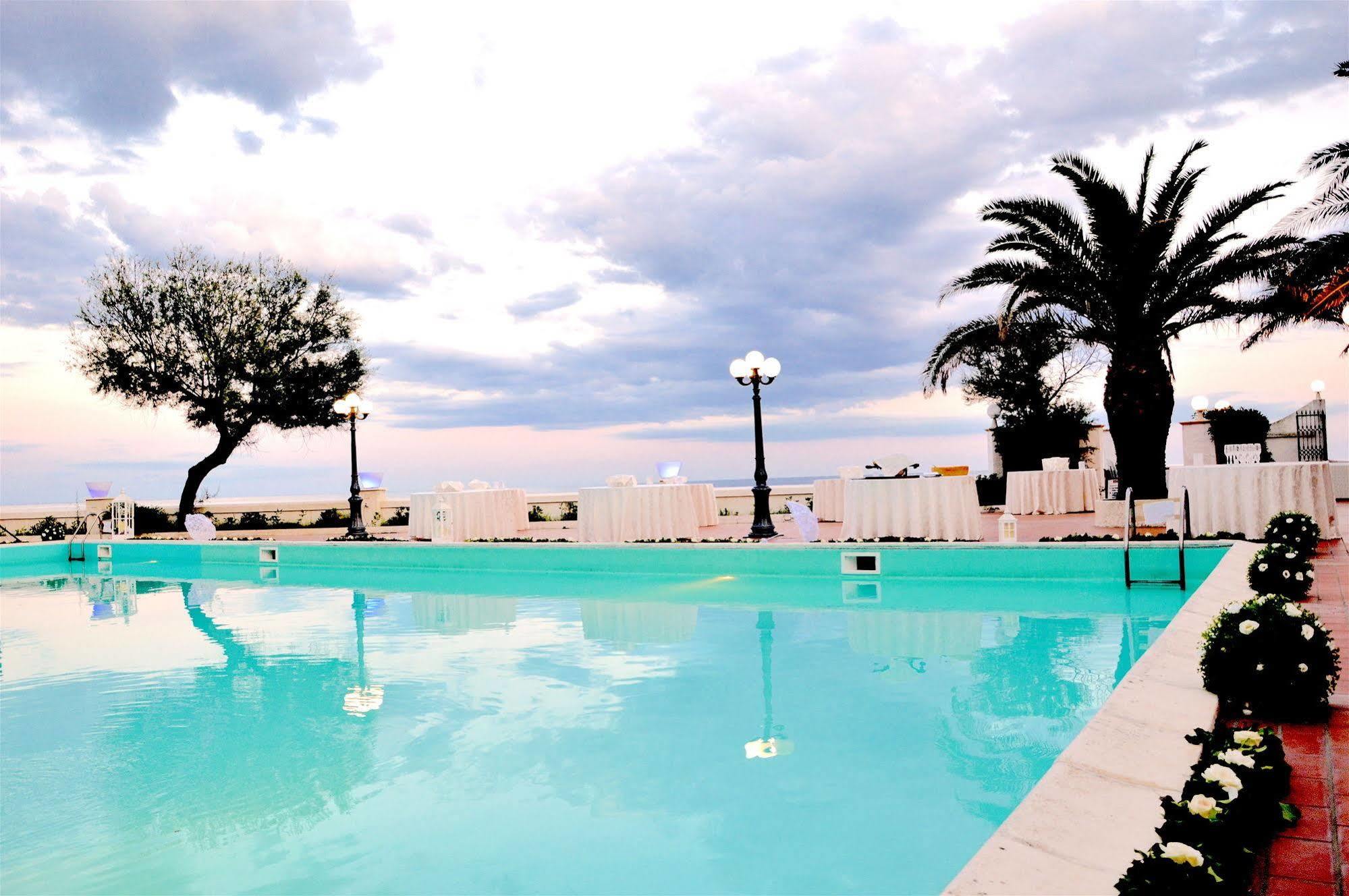Hotel Residence Il Gabbiano Cirò Marina Esterno foto